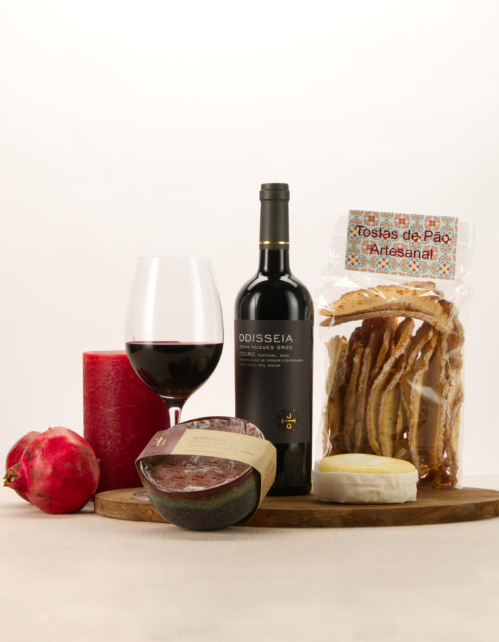 Cenário de fotografia dos vinhos, queijos e pães artesanais da Casa Gourmet