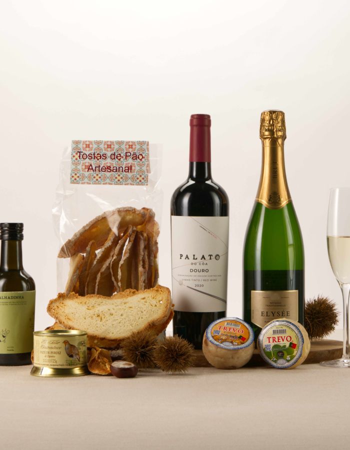 Cenário fotográfico de produtos Casa Gourmet, vinhos, queijos, patê e pão artesanal